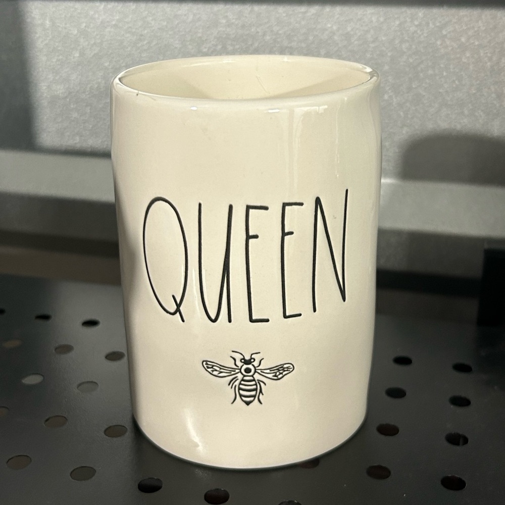 Rae Dunn Queen Bee Candle
